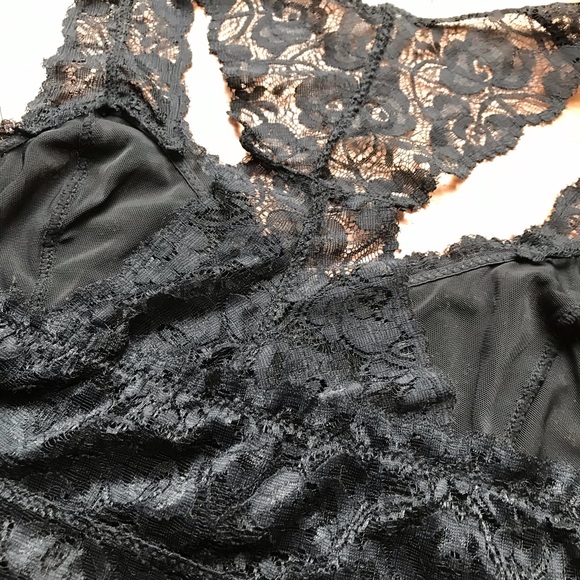 Tilly’s delicate lacy bralette - Picture 8 of 9